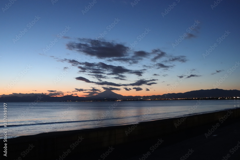 江ノ島海岸から見る夕日と伊豆半島のシルエット