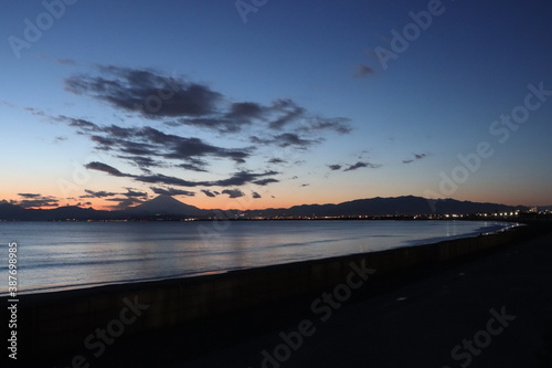 江ノ島海岸から見る夕日と伊豆半島のシルエット