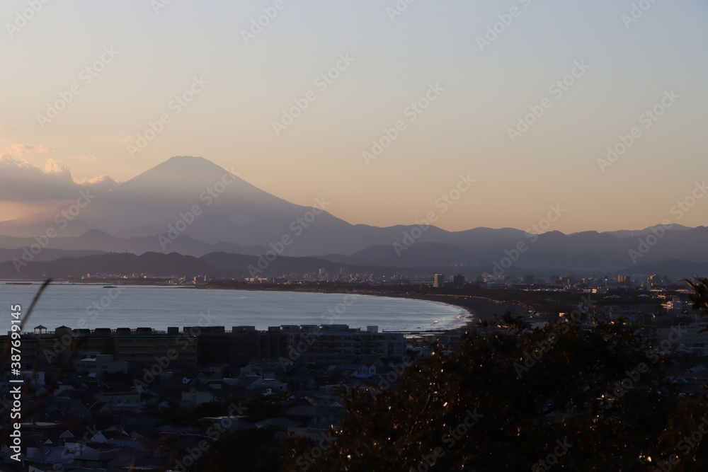 藤沢の高台から見る富士山と夕日