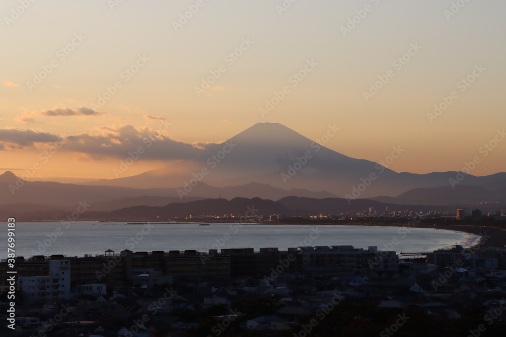 藤沢の高台から見る富士山と夕日
