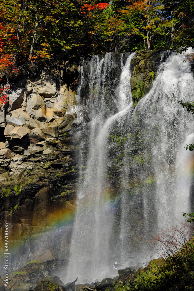 アシリベツの滝にかかる虹	
