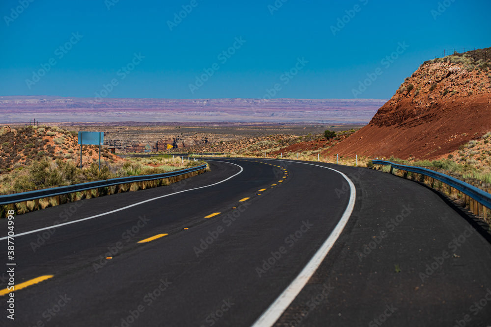 Obraz premium Empty scenic highway in USA. Long Desert Highway California.