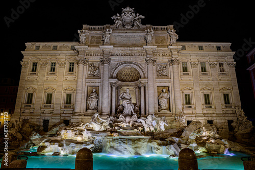 Fontana di trevi notturna Roma