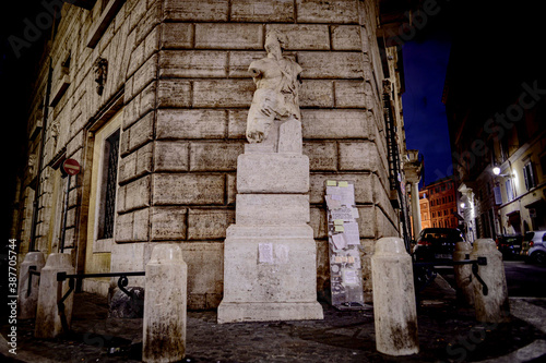 Statua di Pasquino - Roma via del Governo vecchio photo