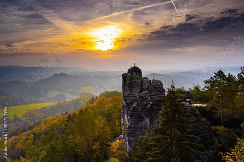Sonnenaufgang im Elbsandsteingebirge im Herbst photo