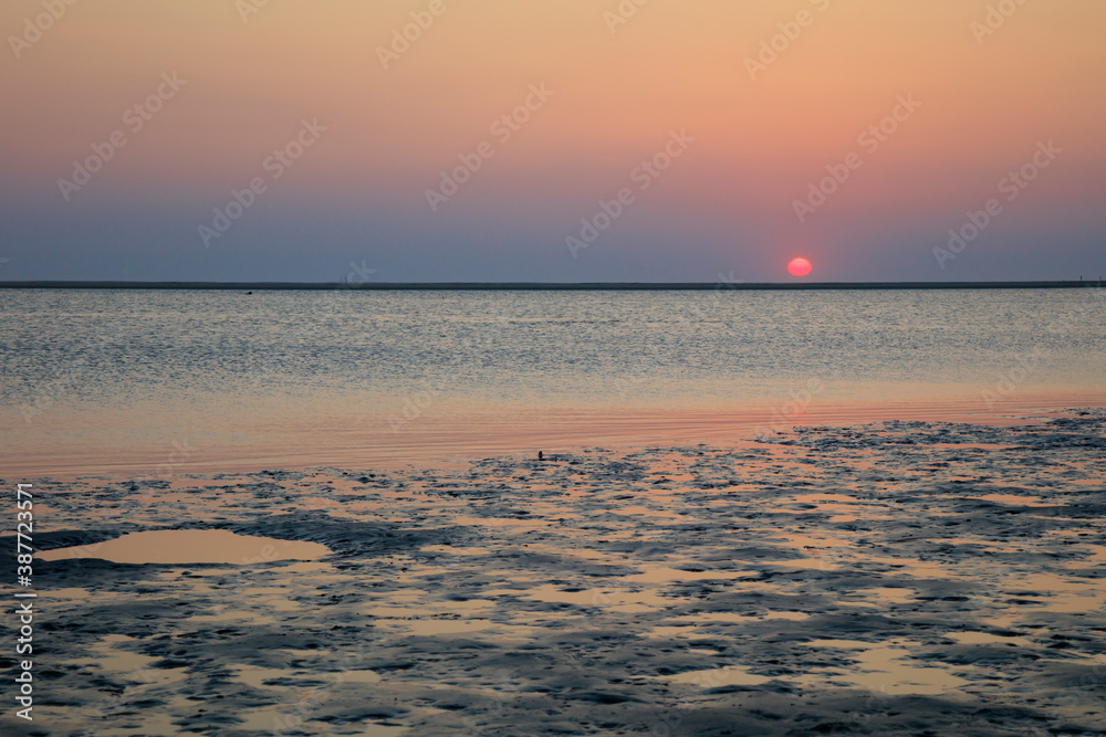 Sonnenuntergang über dem Wattenmeer, Nationalpark, UNESCO-Weltnaturerbe Wattenmeer, Nordstrand, Borkum, Ostfriesische Insel, Ostfriesland, Niedersachsen, Deutschland