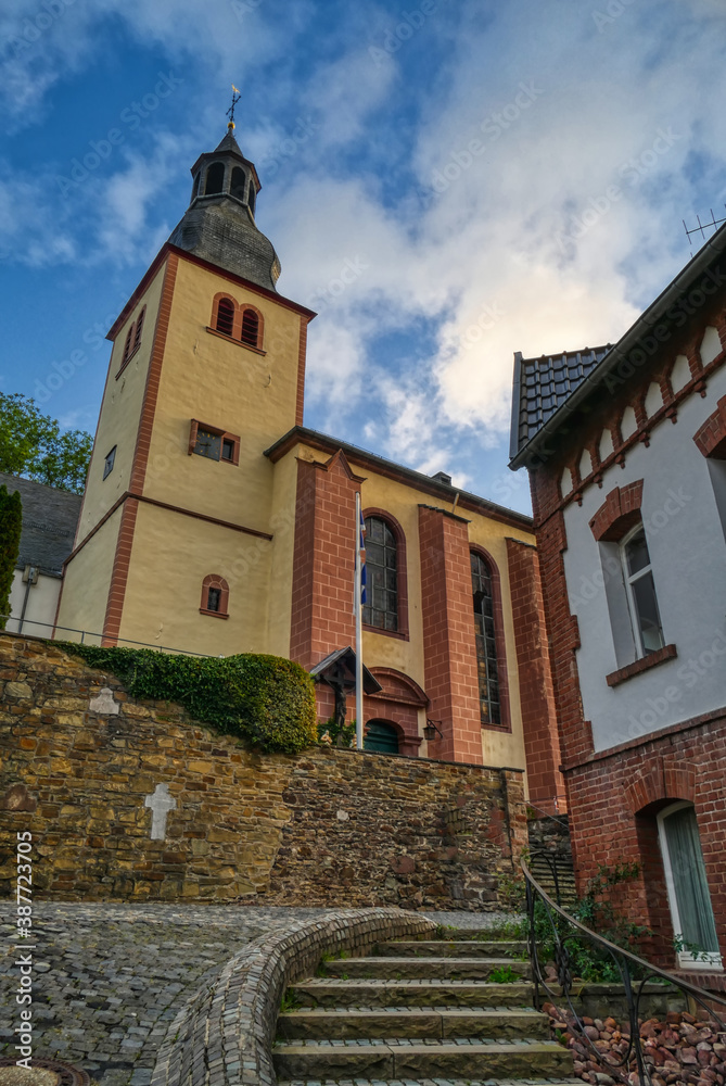 Historische Kirche in der Altstadt von Heimbach