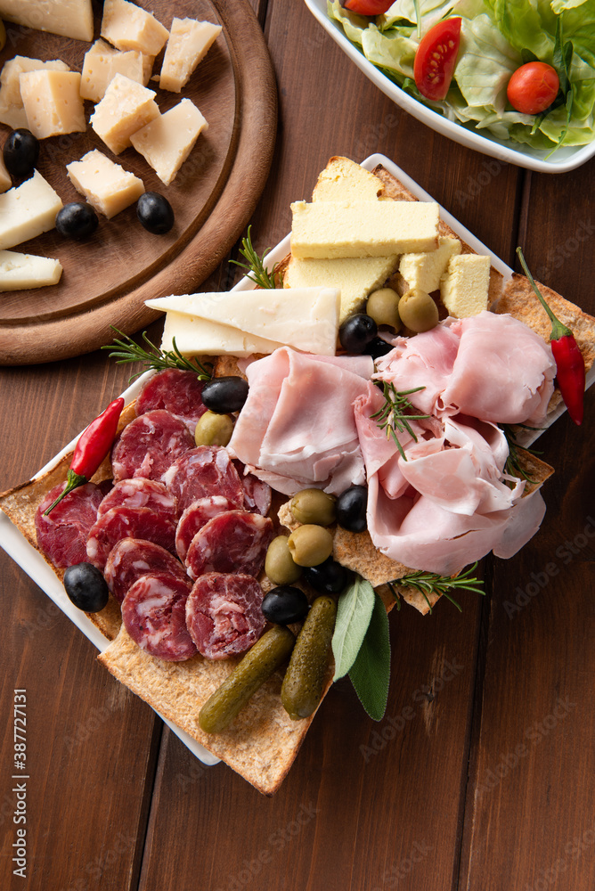 Vassoio di salumi e formaggi italiani Vassoio di salumi e formaggi italiani