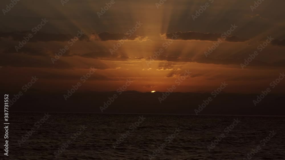 Sonnenaufgang mit sehr schönen Wolken in Italien San Foca. Meer blick Blaue Stunde. Sonne Steigt hinter den BNergen auf