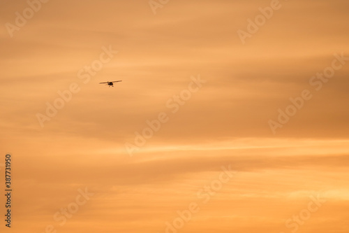 Avion au coucher du soleil © alexandre
