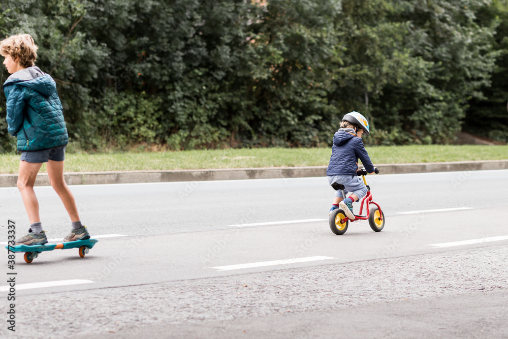 enfant roulant en draisienne sur la route