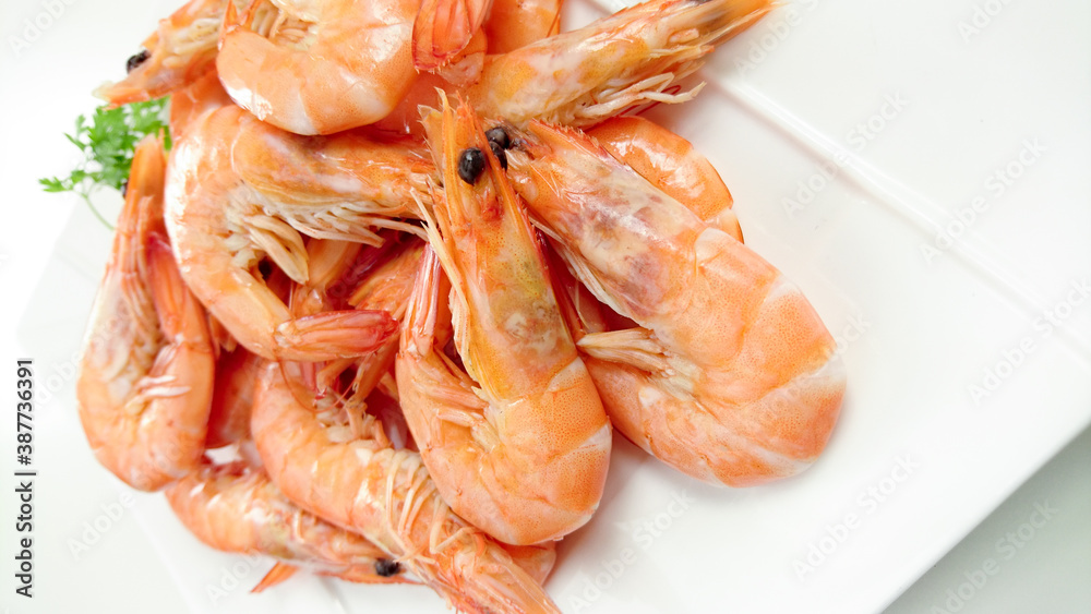 assiette de crevettes roses sur une table assiette de crevettes roses sur une table
