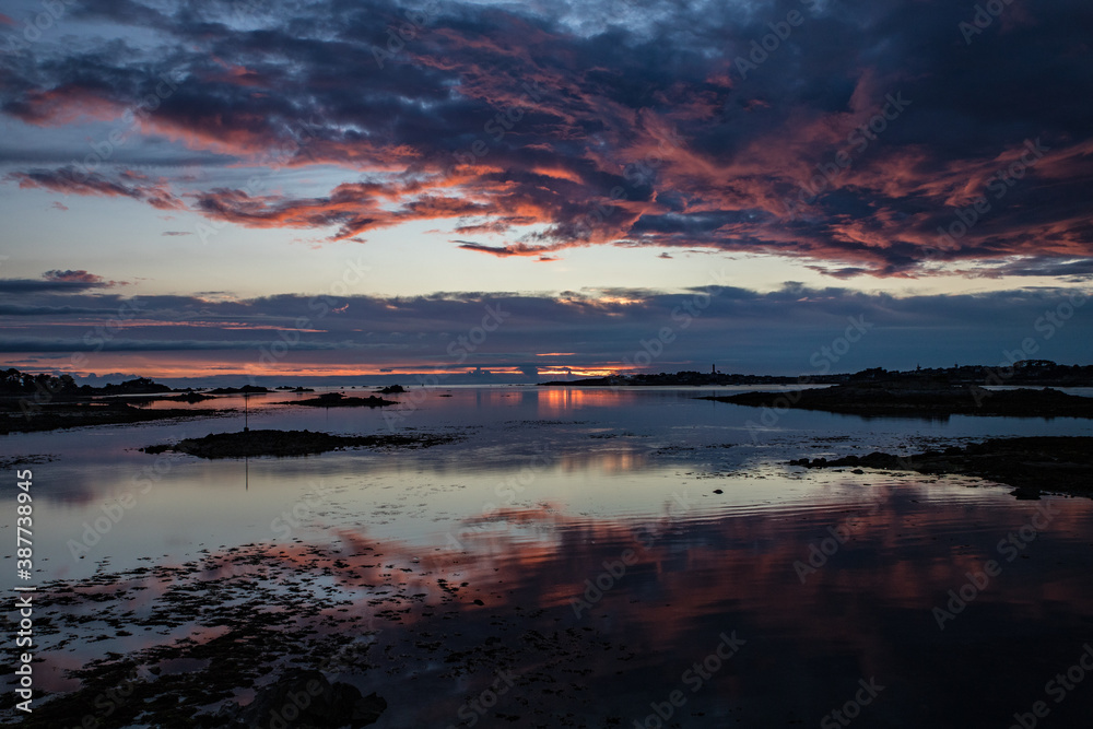 Fototapeta premium coucher de soleil magnifique en Bretagne à Roscoff avec reflets sur l'eau