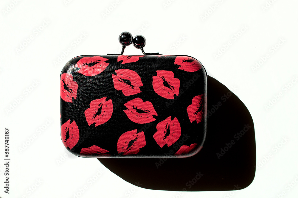 medallista Reunión Inconsistente Bolso de mano, tipo clutch, bolso para fiesta, de color negro con estampado  de labios o besos rojos. Stock Photo | Adobe Stock
