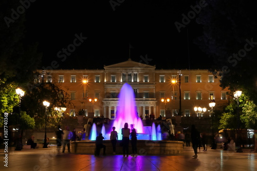 Fuente en Atenas iluminada con figuras difuminadas por el movimiento
