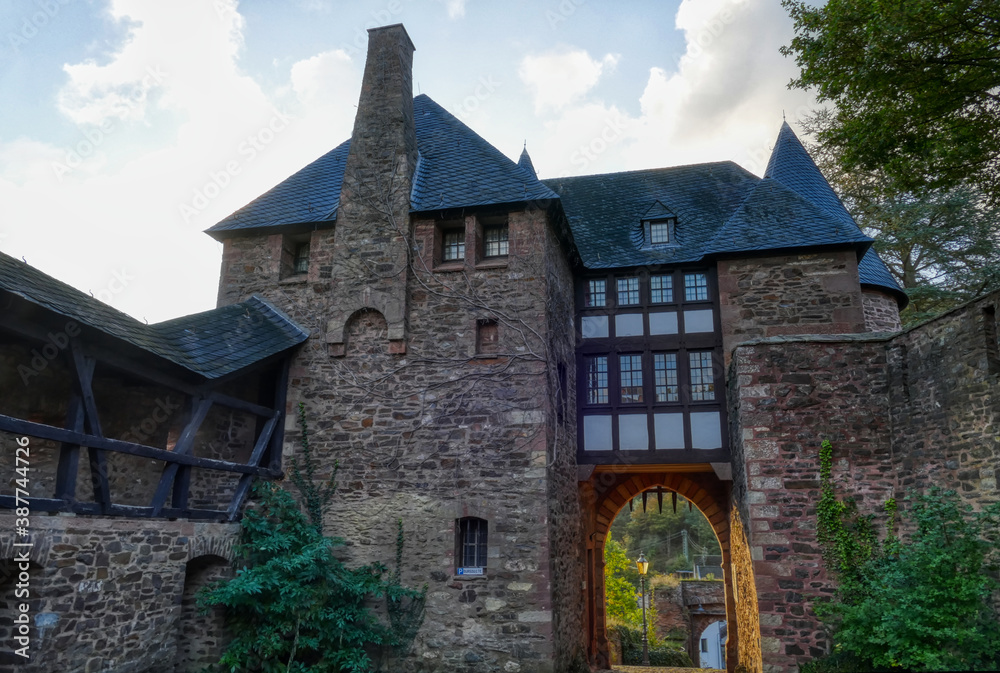 Fototapeta premium Mittelalterliches Burggebäude in Heimbach in der Eifel