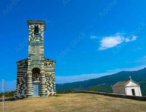 Die Kirche San Michele de Murato steht allein auf 475 m über dem Meeresspiegel. Sie wurde um 1280 am Ende der pisanischen Romanik auf Korsika erbaut. Korsika, Frankreich photo