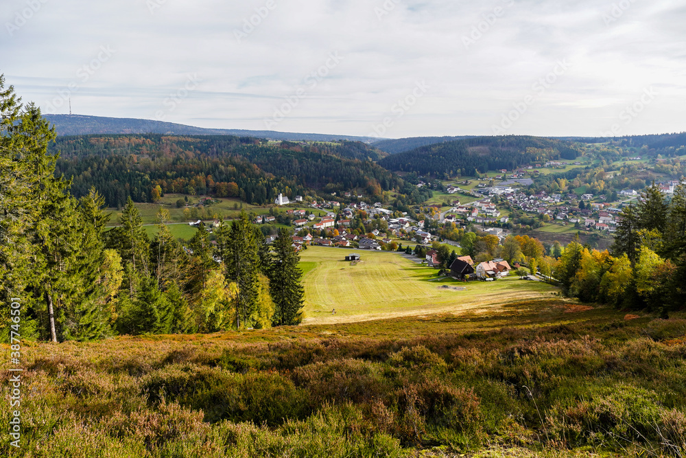 Fototapeta premium Blick auf Warmensteinach im Fichtelgebirge im Herbst
