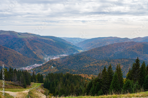 Blick über Prahova Tal bei Sinaia in den rumänischen Karpaten zwischen Bukarest und Brasov