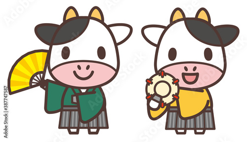 扇子と鼓を持つかわいい牛のキャラクター-日本の伝統芸能
