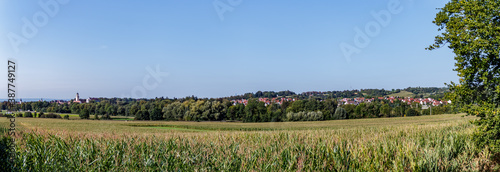 Blick über Weizenfelder auf ein ländliche bayerische Kleinstadt