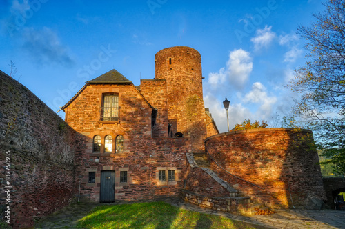 Historische Burg bei Sonnenaufgang in Heimbach in der Eifel