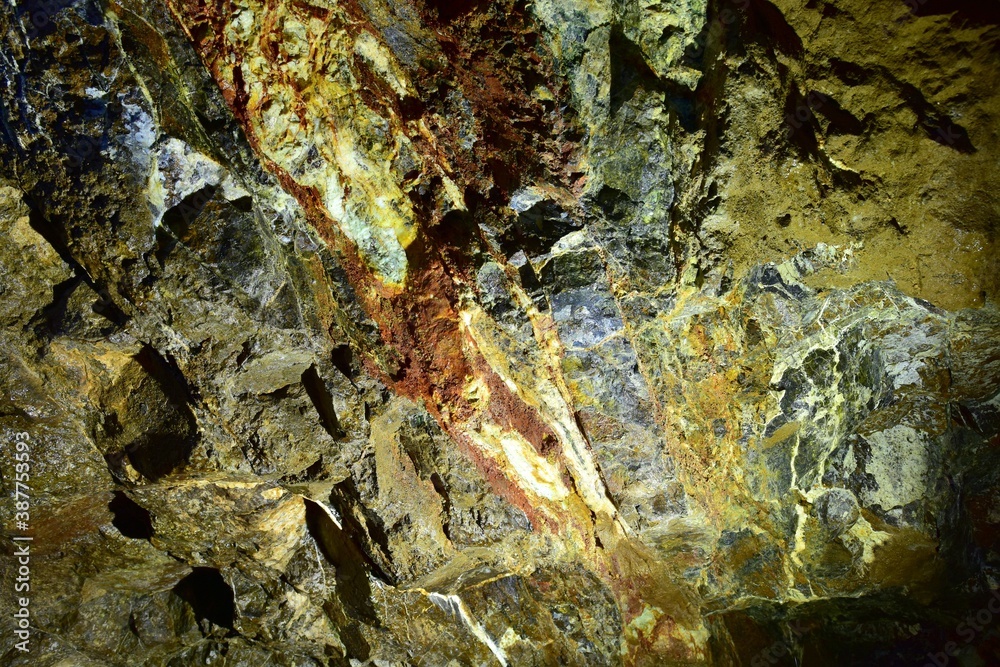 Obraz premium Dawna kopalnia rud niklu w Szklarach. Podziemna Trasa Edukacyjna po nieczynnej kopalni. Podziemna Trasa posiada status Rezerwatu Geologicznego, o przeznaczeniu turystyczno - edukacyjnym.