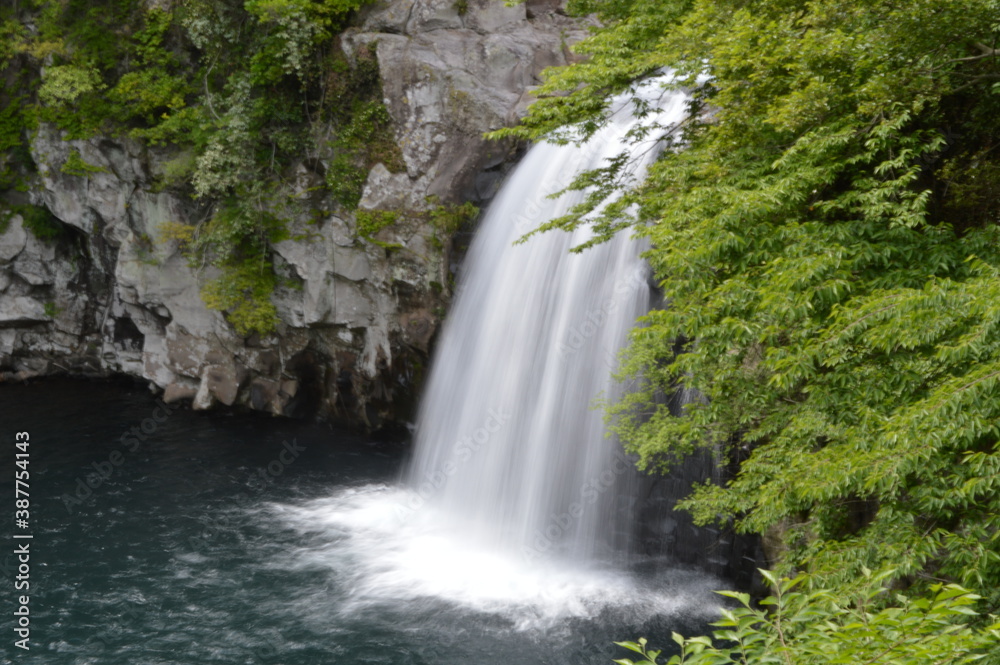 Obraz premium Exploring the waterfalls and coastal landscapes of the Jeju Island in South Korea
