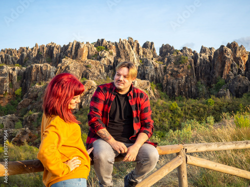 Pareja joven disfrutando del paisaje de el cerro del hierro en sevilla, andalucia, españa © David Martínez