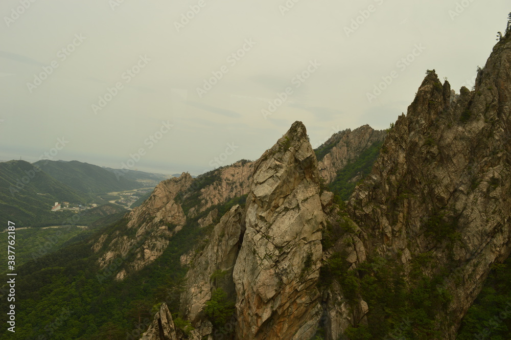 Obraz premium Climbing Seoraksan mountain in the Taebaek mountain range in the Gangwon Province outside of Sokcho, South Korea