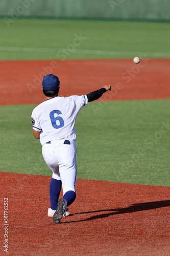 一塁へ送球する内野手 © 55hatako