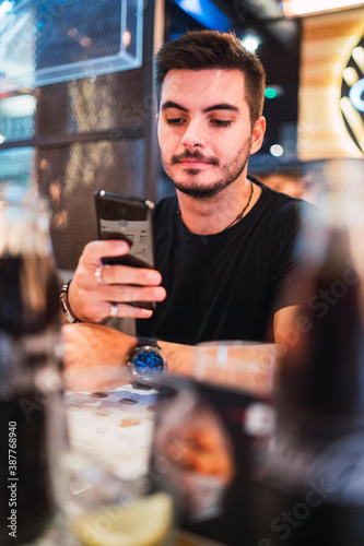 Fotomural Chico joven con barba en restaurante de hamburguesas