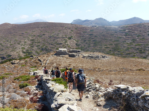 Gruppo di escursionisti che cammina nell'entroterra di Amorgos nelle Isole Cicladi in Grecia.