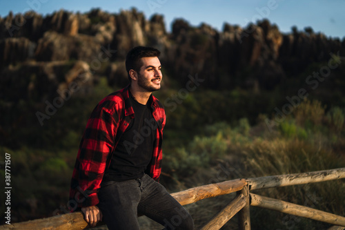 Chico joven con camisa roja estilo leñador en parque natural cerro del hierro,sevilla