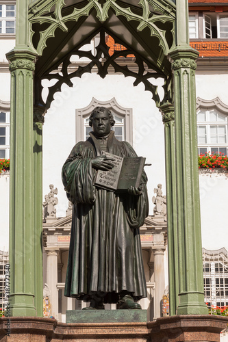 Luther-Denkmal vor dem historischen Rathaus in der Lutherstadt Wittenberg, Sachsen-Anhalt