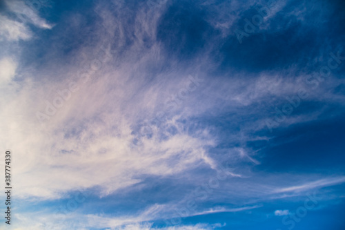 Błękitne niebo z chmurami.  © Rafal