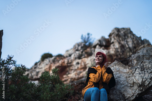 Chica peliroja en parque natural tomando fotogarfías  © MiguelAngelJunquera