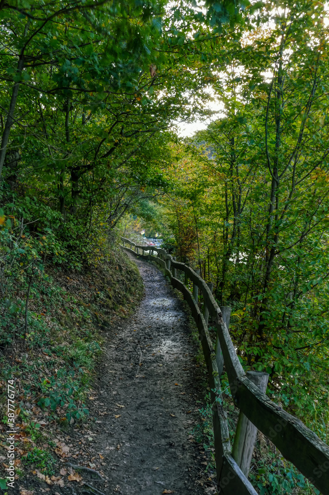 Uferweg am Rur-Staubecken bei Heimbach Uferweg am Rur-Staubecken bei Heimbach
