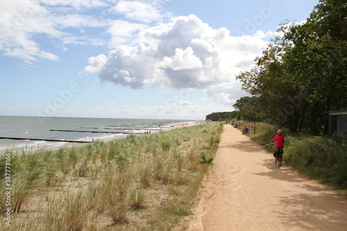 Ostseefahrradweg auf der Insel Usedom direkt entlang am Strand