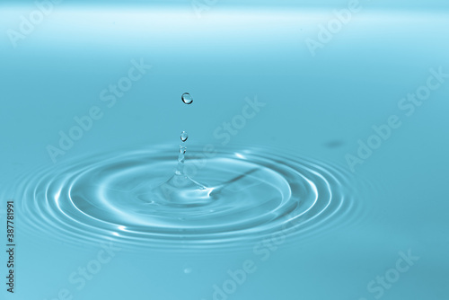 Drop of water drop to the surface. Waves on the surface of the water from a collision