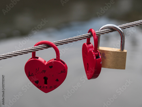 Cadenas Rouge Et En Forme De Coeur Accroches A Un Pont Promesse D Amour Et De Fidelite Stock Photo Adobe Stock