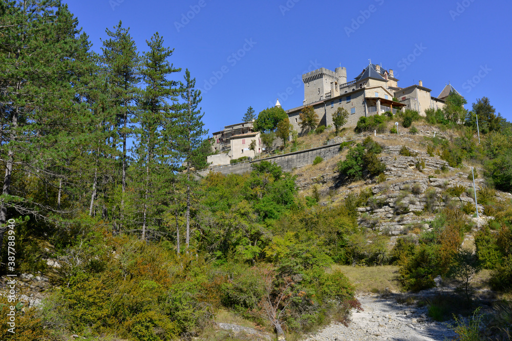 Aulan (26570) et son château perché, Drôme en Auvergne-Rhône-Alpes, France