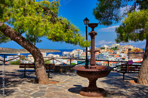 Obraz na płótnie The famous viewpoint over the small harbor and lake in Agios Nikolaos on the island of Crete w salonie