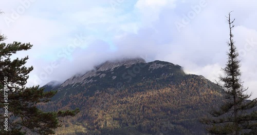 4k Timelapse Aufnahme des Tschirgant im Herbst, 4k Herbstwetter, 4k Ötztaler Alpen photo