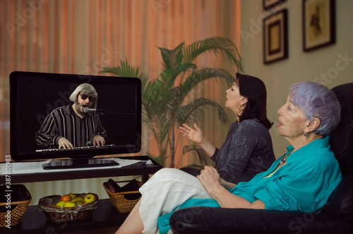 A caregiver once a week watches the channel of this old lady's favorite singer and sing together. The elderly woman is very happy. After all, positive emotions are the most important thing at her age