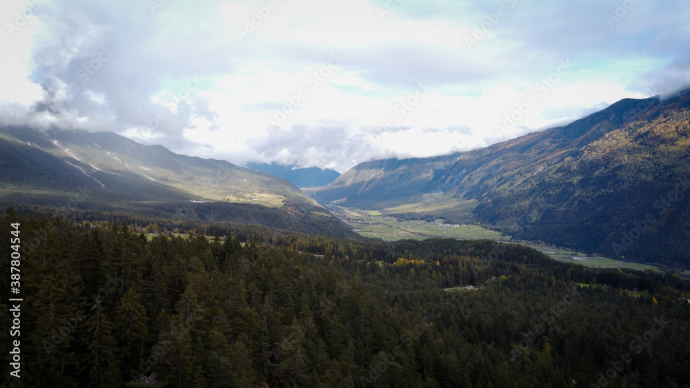 Luftaufnahme des Gurgltals in Tirol, Alpen aus der Vogelperspektive, Drohnenaufnahme der Natur im Herbst 