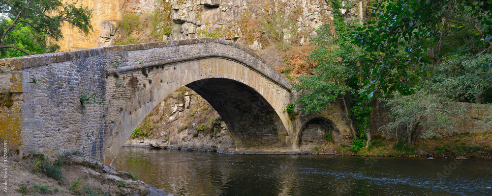 Fototapeta premium Panoramique le vieux pont en pierres de Pierre-Perthuis (89450) sur la Cure, l'Yonne en Bourgogne-Franche-Comté, France