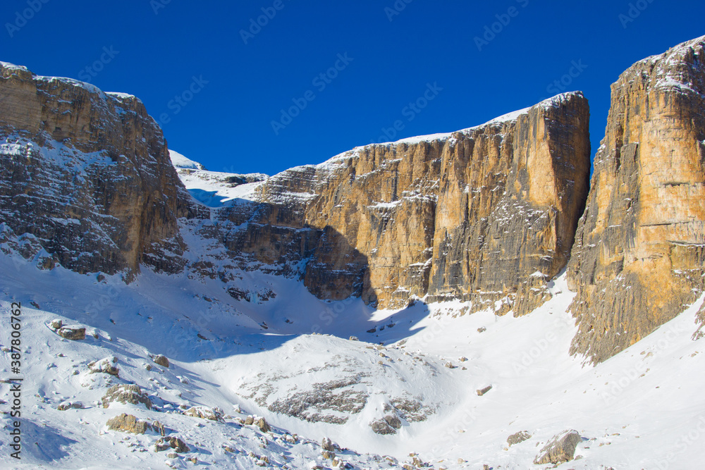 winterlich verschneite Berge in den dolomiten