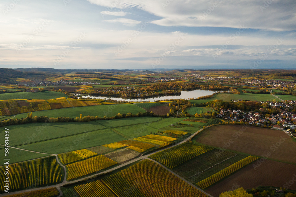 Luftaufnahme vom Breitenauer See im Herbst mit Weinbergen