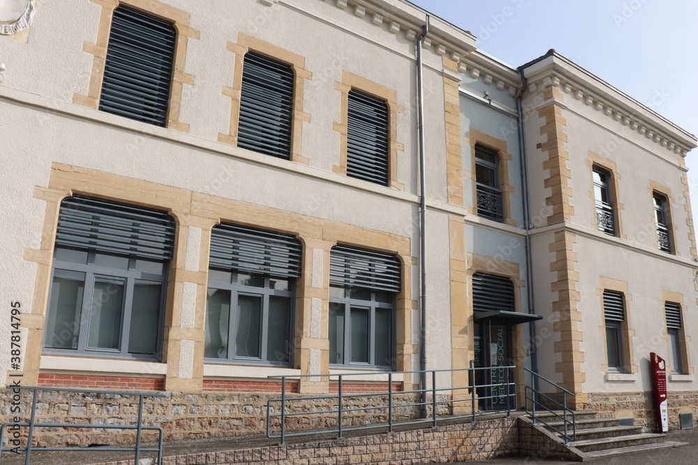 Ancienne école primaire transformée en centre social vue de l'extérieur, ville de Heyrieux, département de l'Isère, France